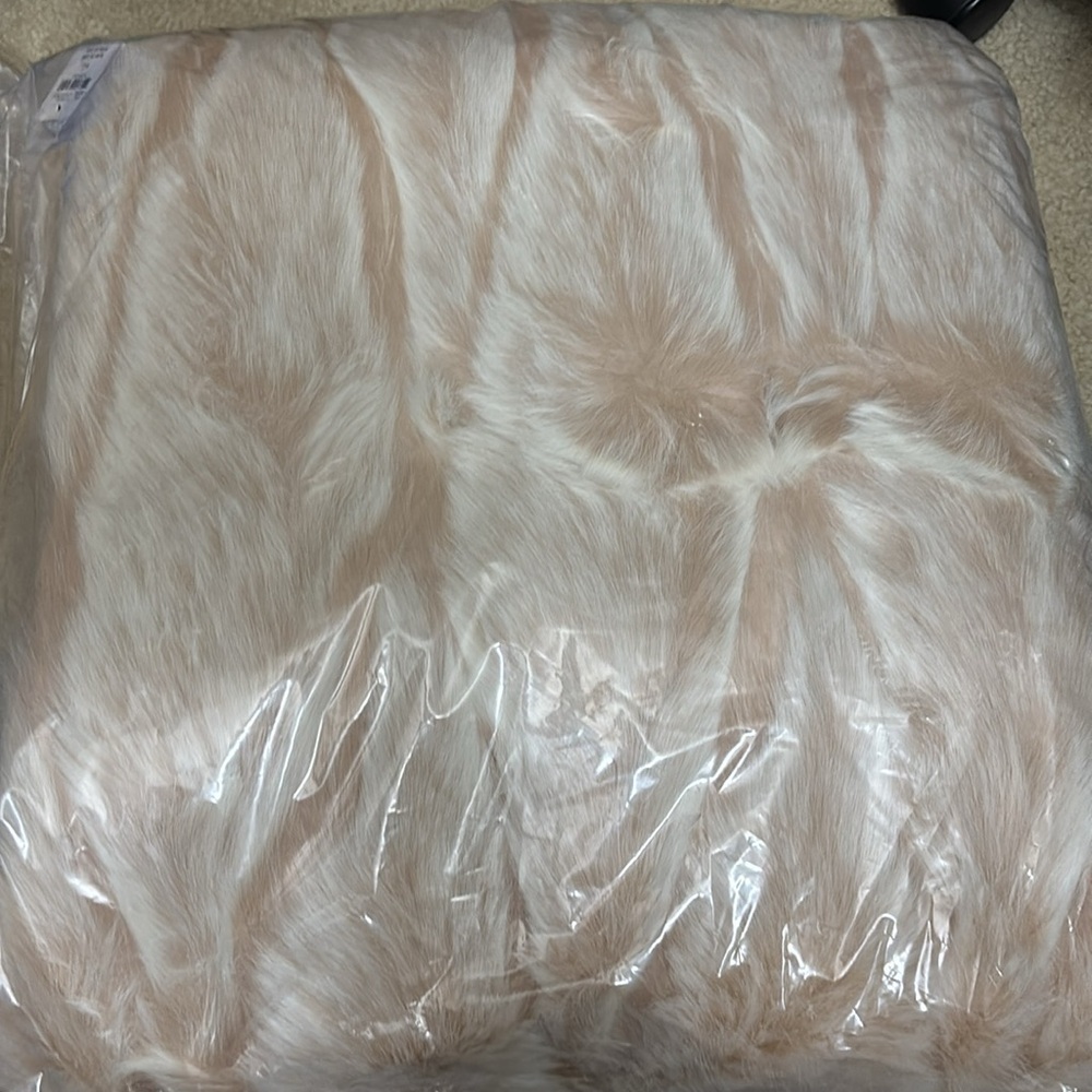 New ANTHROPOLOGIE Alpine Faux Fur Throw Blanket Pink Cozy 60” x 70” - Picture 5 of 7